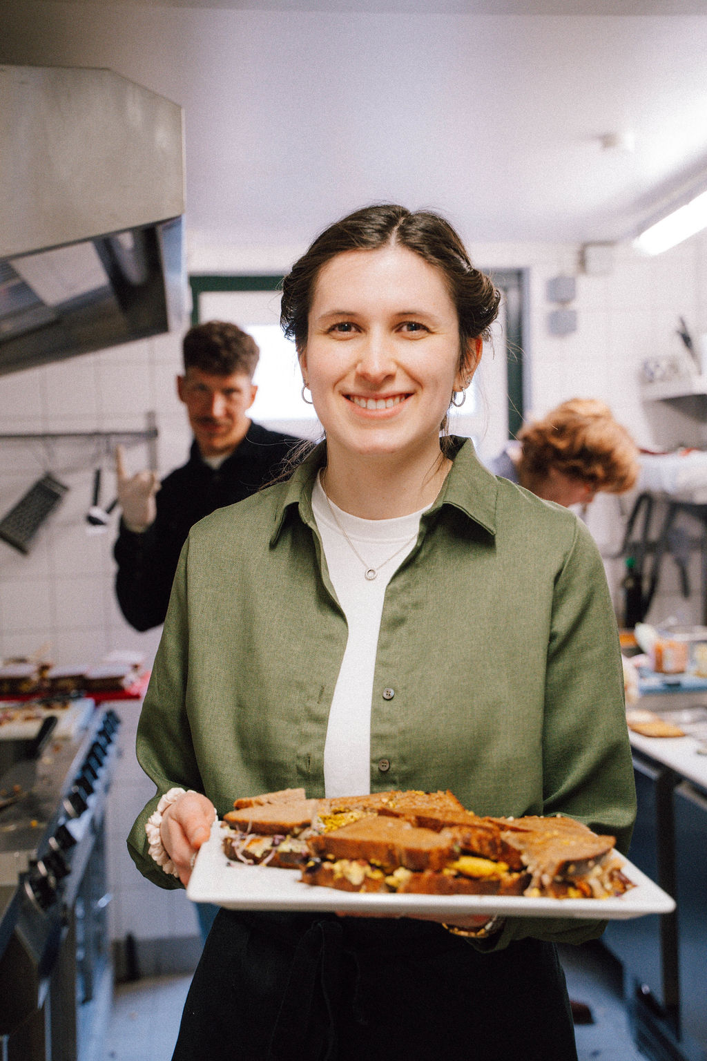 Frisch belegte Sandwiches auf einer Platte
