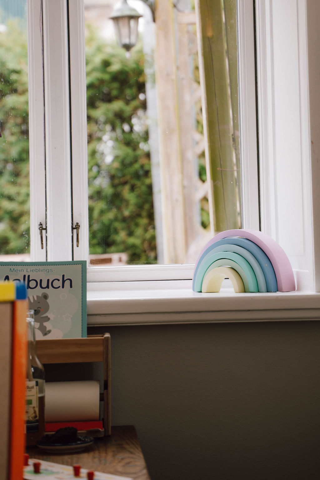 Regenbogen-Holzspielzeug am Fenster