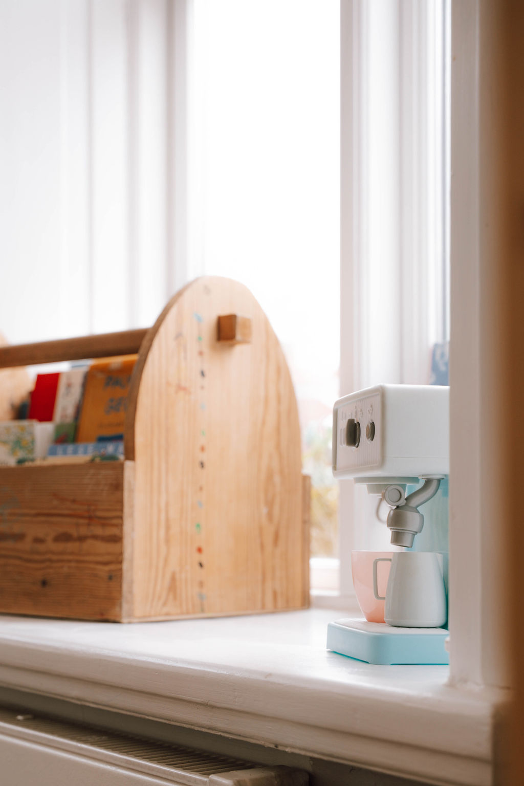 Bücherbox und Spielzeug-Kaffeemaschine